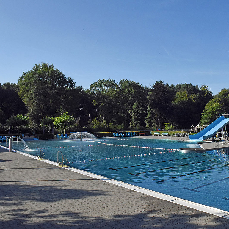 Buitenzwembad De Peppel met glijbaan